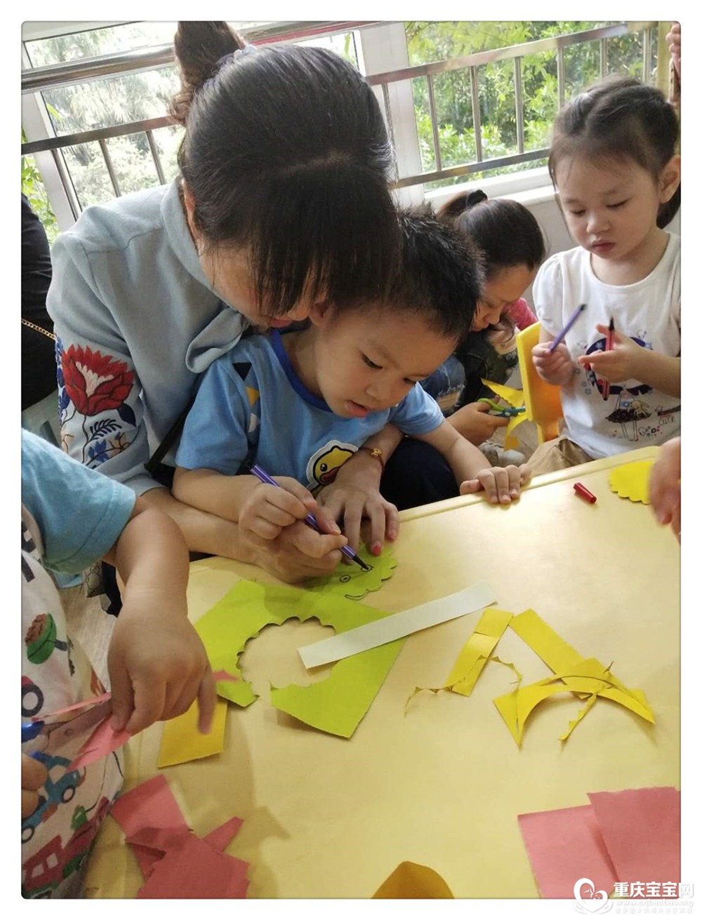 3、和妈妈一起做月饼咯.jpg