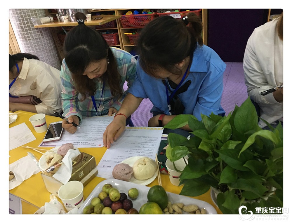 6、边分享餐点，边填写调查表.jpg