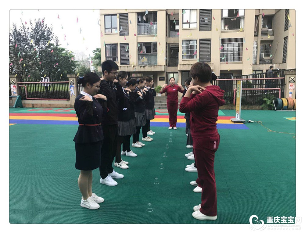 摸肩.jpg