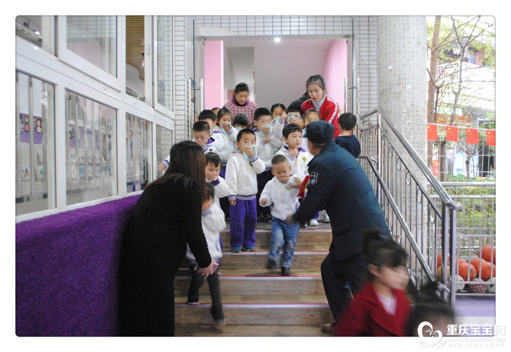 1在老师的帮助下，逃离到安全的地带.jpg