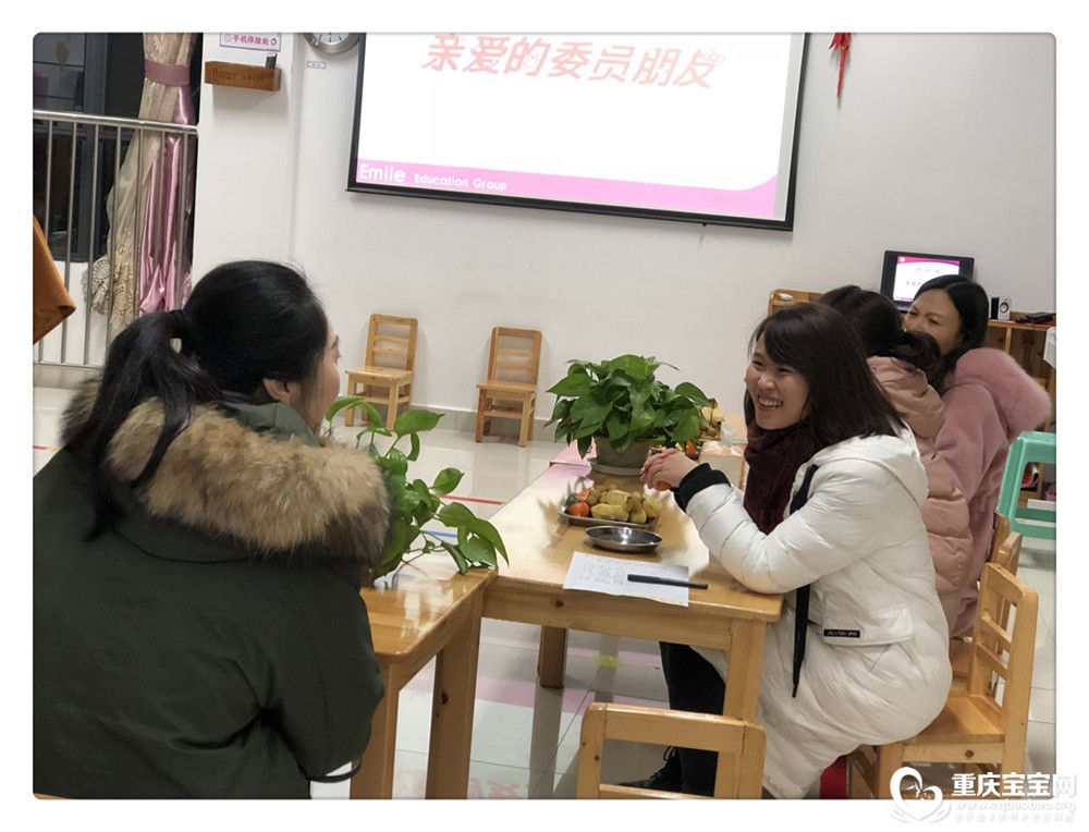 委员积极交流讨论.jpg
