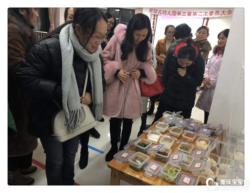 委员观摩了解幼儿伙食.jpg