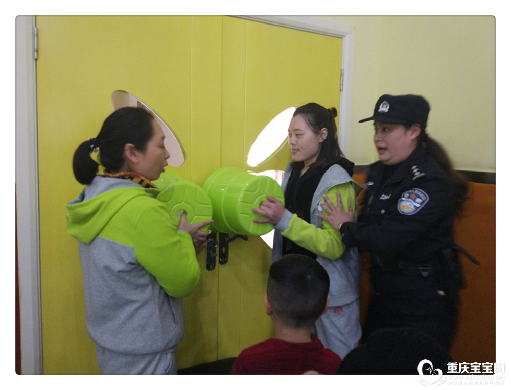 警官指导防止歹徒冲撞1.png