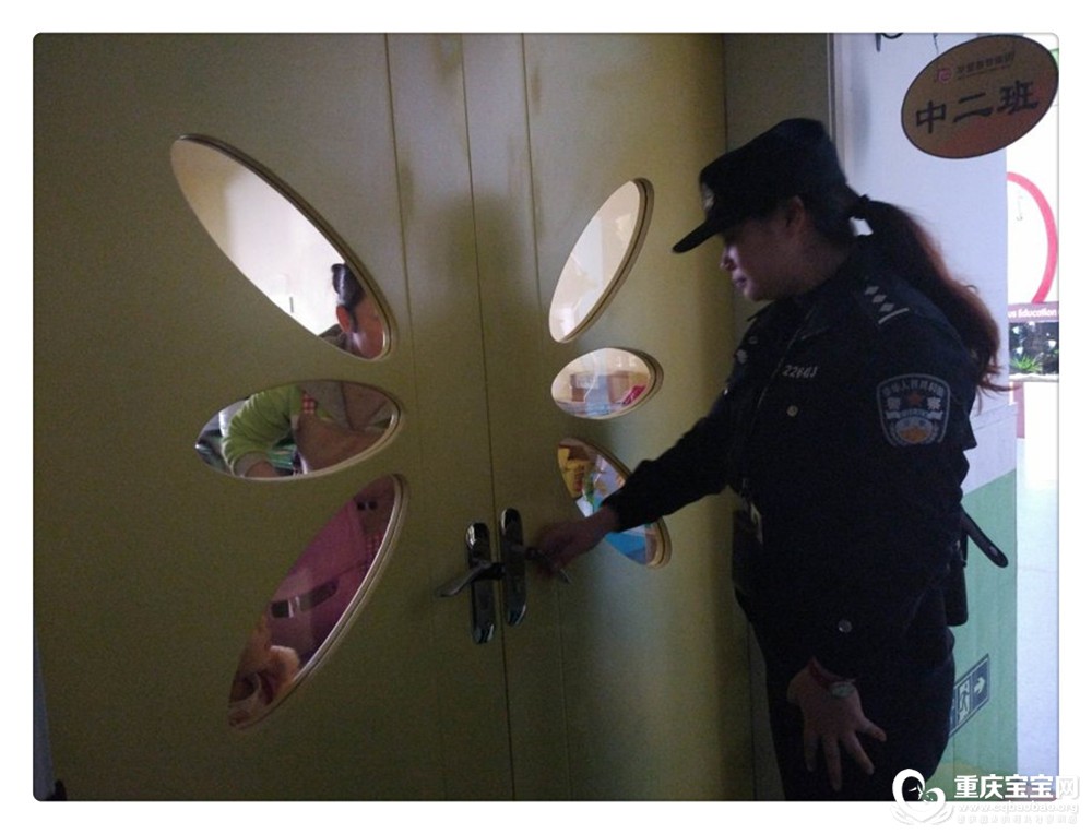 警官指导防止歹徒冲撞2.jpg