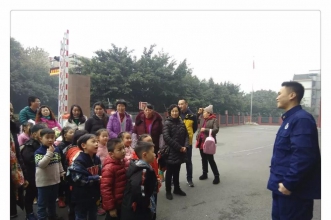 早慧华夏园的孩子们走进消防大队与逆火英雄零距离