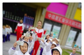 爱弥儿中昂星汇分园走进消防队，与消防英雄零距离接触