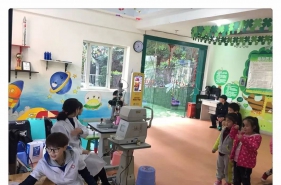 早慧富悦阳光园迎来专家入园给孩子做视力检查