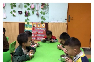 上朗小白兔津津有味的进餐时刻，助力孩子健康成长!