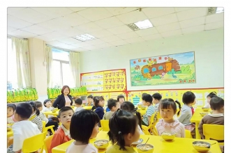 早慧渝北园园长陪餐制度为孩子食品安全保驾护航！