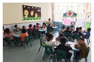 早慧华夏园落实陪餐制度为食品安全保驾护航