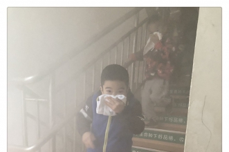 早慧富悦阳光园消防疏散演练，萌娃体验火灾逃生