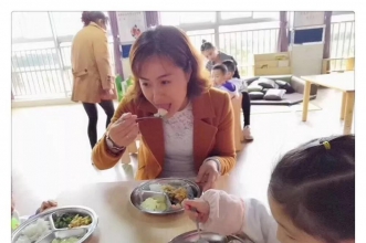 爱弥儿龙汇苑分园践行园长陪餐制度 为孩子食品安全护航