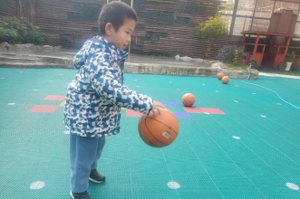 上朗天宫花城幼儿园户外活动 快乐茁壮成长