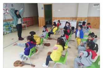 上朗中昂锦绣尤克里里进课堂 艺术花开伴成长