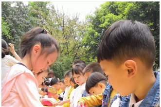 早慧渝北园“跳蚤书市”乐融融 浓浓书香飘满园
