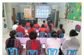 爱弥儿龙凤花园分园迎来3月工作总结暨表彰专题会