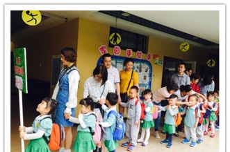 【上朗·贝克尔幼儿园 】孩子们公益扫除进社区，个个争做劳动小达人！
