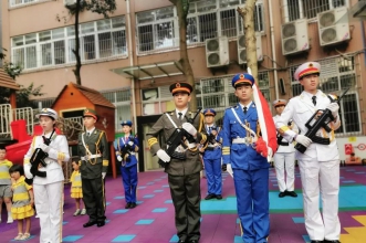 爱弥儿龙汇苑分园升旗仪式 童心向祖国