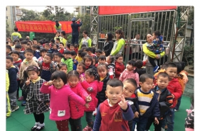 早慧华夏园快乐开学礼暨学雷锋活动精彩纷呈