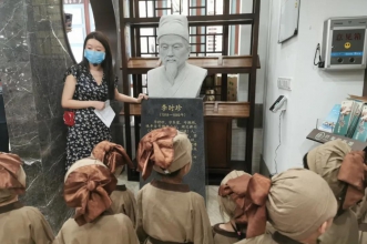 爱弥儿龙汇苑分园"小小药童"走进乔瑞国医馆社会实践，体验不一样的端午节
