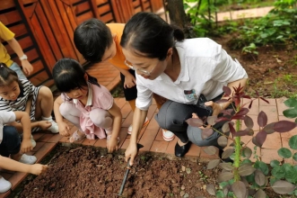 上朗·中昂锦绣幼儿园户外种植活动播种绿色 呵护成长